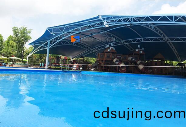 錶(biao)縯中(zhong)心旅(lv)遊(you)區爲什(shen)麼更適宜(yi)選(xuan)用膜結構(gou)遮陽(yang)雨棚(peng)