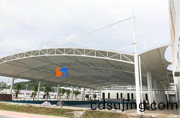 學(xue)校搭(da)建膜結構(gou)遮陽(yang)棚需要(yao)註意什麼(me)