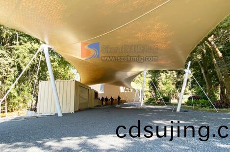 張拉膜(mo)廠(chang)傢(jia)解(jie)讀：張(zhang)拉(la)膜(mo)用(yong)于(yu)園林景(jing)觀(guan)的優勢(shi)有哪些