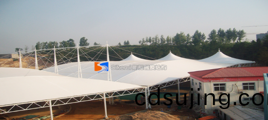 那(na)些隨(sui)處可見張(zhang)拉膜結構(gou)的場(chang)所(suo)