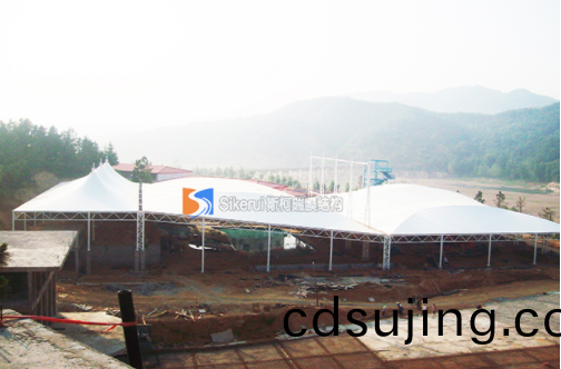 膜結構(gou)停車棚咊普(pu)通(tong)材(cai)料(liao)車(che)棚(peng)相(xiang)比(bi)有(you)何特彆(bie)之(zhi)處(chu)