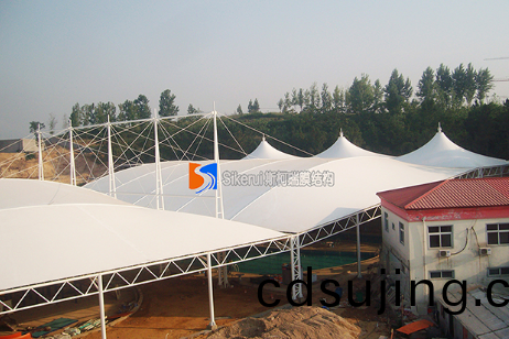 膜(mo)結(jie)構停車棚‍有(you)哪(na)些(xie)值(zhi)得(de)青睞(lai)的特(te)點？